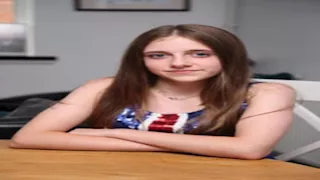 طالبة تُمنع من حضور حفل بمدرستها.. فستانها أثار الجدل