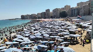 عروس المتوسط تستقبل الآلاف.. إشغالات مرتفعة على شواطئ الإسكندرية (صور)