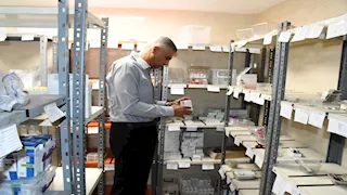 لضبط السوق الدوائي.. محافظ أسوان يشكل لجنة لمراقبة الصيدليات (صور)