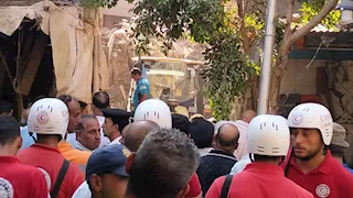 بعد 4 ساعات من البحث.. فرق الإنقاذ تنتشل آخر ضحايا عقار الساحل المنهار