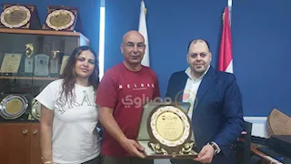 حسام حسن وزوجته في زيارة لمرضى مستشفى العجمي بالإسكندرية -صور
