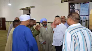 محافظ الأقصر يلبي طلب سيدة مُسنة ويشاركها فرحة توصيل الصرف الصحي - صور