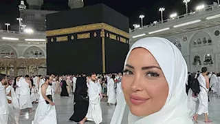 نسرين طافش تنشر صورًا من أمام الكعبة.. والجمهور: منورة بالحجاب