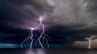 تقلبات الطقس.. الأرصاد تحذر من 4 ظواهر مُصاحبة للسحب الرعدية