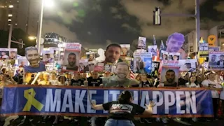 عشرات الآلاف يتظاهرون أمام السفارة الأمريكية في إسرائيل لإنهاء الحرب في غزة