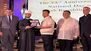 وزير الأوقاف يكرّم مسؤولين فلبينيين خلال احتفال اليوم الوطني المصري