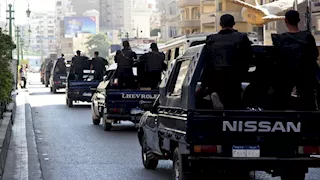حملات أمنية في أسوان ودمياط تُسفر عن ضبط مخدرات وأسلحة وهاربين