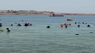 بالصور.. شواطئ شرم الشيخ تستقبل المصطافين الهاربين من الحر 