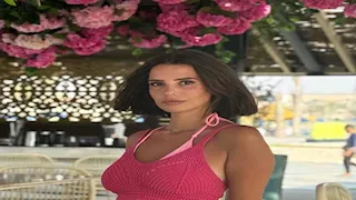 بـ"هوت شورت وملابس جريئة".. 13 صورة لـ إيمان العاصي وابنتها بالمصيف أمام البحر