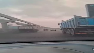 سباق سرعة.. تداول فيديو لتهور سائقي سيارات نقل ثقيل في أكتوبر