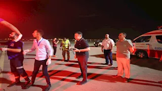 نقل الناجين من غرق حفار رأس غارب لمستشفى الجونة.. وتوجيهات عاجلة للمحافظ- صور