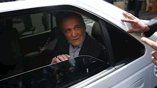 موكب الرئيس الإيراني يتعطل  بسبب وقود مغشوش.. ويكمل رحلته بسيارة أجرة