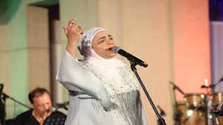 بالصور| حنان ماضي تعيد لجمهور المسرح المكشوف الحنين لحقبة التسعينيات