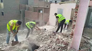 صور.. إزالة عقار آيل للسقوط من 4 أدوار في حي الخليفة