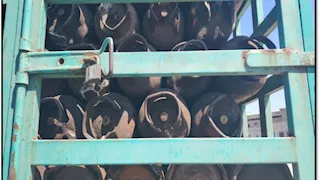 البترول تضبط سيارة تحمل أسطوانات بوتاجاز مغطاة بالصدأ