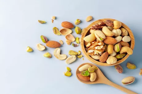 حسب نوعها- إليك أفضل وقت لتناول المكسرات