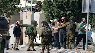  مستوطنون يهاجمون قريتين قرب رام الله ويضرمون النار في سيارات الفلسطينيين 