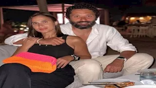  بعد شائعة ارتباطه بدينا الشربيني..كريم محمود عبدالعزيز ينشر صورة مع زوجته 