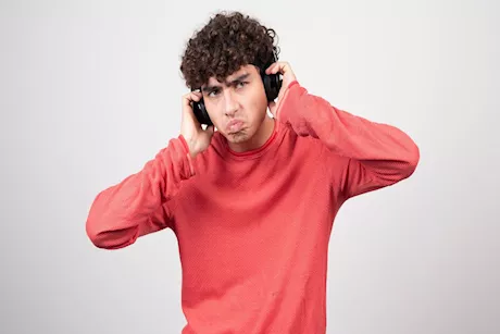 هل علقت أغنية في ذهنك؟ تعرّف على السبب العلمي وراء دودة الأذن
