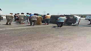 بالصور- انقلاب سيارة نصف نقل في الإسماعيلية ونجاة قائدها 