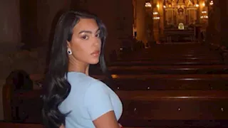 بالصور.. أحدث ظهور لـ جورجينا رفقة بناتها داخل أحد الكنائس الشهيرة