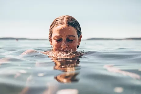 ماذا يحدث لجسمك عند نزول البحر؟ "فيديوجرافيك"