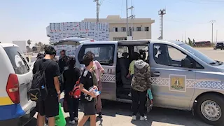   الحكومة السورية تجلي 1500 شخص من عشائر البدو من السويداء- صور