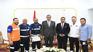 تكريم مسعف وفني أنقذا سيدة في ولادة طارئة داخل سيارة إسعاف بقنا (صور)