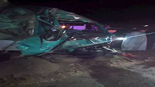 جثة و3 مصابين في حادث تصادم ميكروباص وسيارة نصف نقل بالمنيا- صور