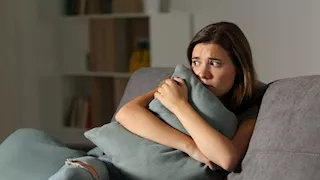 لماذا تشعر أن أحدا يراقبك وأنت جالس بمفردك؟ السبب مفاجأة 