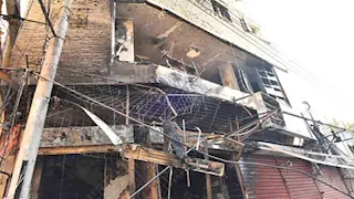 محافظ أسيوط يتفقد موقع حريق محل تجاري بالقيسارية – صور