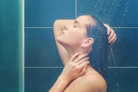 فوائد متعددة للاستحمام بماء أوراق النيم.. تعرف عليها