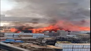 النيابة تحقق في حريق هائل بمصنع لقطع غيار السيارات بأكتوبر.. وإصابة 31 شخصًا