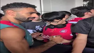 4 صور من تدافع جماهير هونج كونج نحو محمد صلاح