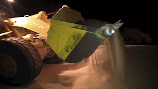 بالصور- الانتهاء من رفع تراكمات الرمال عن الطريق الدولي برأس سدر