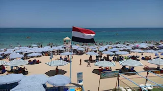 هرباً من حرارة الجو.. الآلاف يتوافدون على شواطئ الإسكندرية -صور