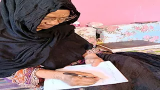 "كان نفسي أقرأ في المصحف".. سيدة أسوانية تودع الأمية في الـ 76 من عمرها