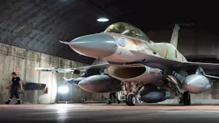 بعد غنائهم بالعبرية.. إنزال 52 مراهقًا يهوديًا من طائرة إسبانية (فيديو)