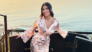 كارولين عزمي تتألق بإطلالة أنثوية صيفية باللون الأبيض