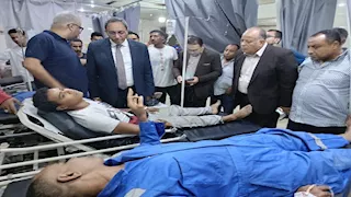 إصابة 4 عمال إثر سقوط مظلة بموقف نجع حمادي في قنا.. وتوجيه عاجل من المحافظ- صور