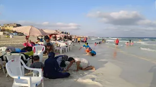 ألعاب وعروض بحرية.. أجواء احتفالية على شواطئ الإسكندرية في عيدها القومي