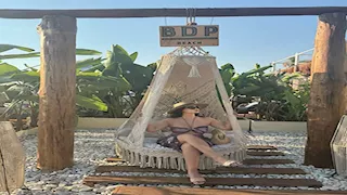 بإطلالة جريئة.. هدى الإتربي تستمتع بإجازة الصيف والجمهور:"خسيتي" (صور) 