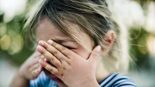 أب يبيع طفلته مقابل 60 ألف دولار في دولة عربية