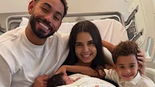 ولادة مبكرة وقرار مفاجئ.. ماذا فعل كونيا للالتحاق بمانشستر يونايتد؟