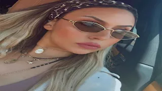 زوجة عمرو السولية على شاطيء البحر في المصيف 