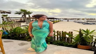 فستان جريء.. ناهد السباعي بإطلالة جذابة على البحر