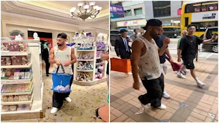 "يتسوق في الشارع".. محمد صلاح يجذب الأنظار في هونج كونج (صور)