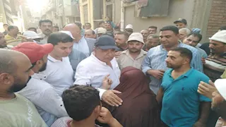 أزمة دكرنس.. محافظ الدقهلية في عرب شراويد: "لن أغادر حتى تصل المياه لكل بيت" -صور