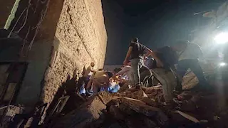 لحظة انتشال جثمان سيدة من تحت أنقاض عقار أسيوط المنهار بعد 10 ساعات بحث - فيديو وصور