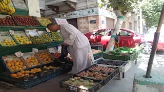  الفاكهة خارج متناول يد الكثيرين والخضروات تخفف العبء في الأسواق الشعبية- صور